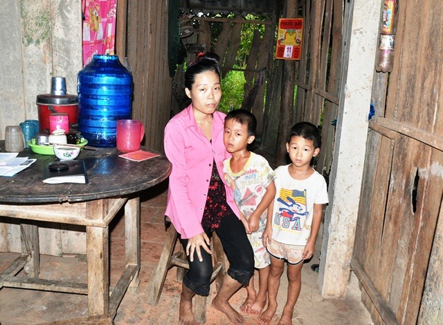 Mẹ ung thư, 2 con suy dinh dưỡng, cả gia đình lâm cảnh khốn khó - 3 Hai con trai của chị Lan đều bị suy dinh dưỡng nặng
