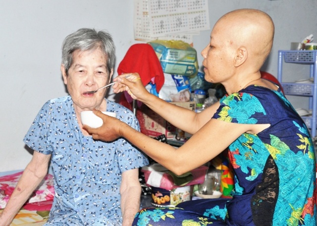 Chị Xuân Trang mắc bệnh ung thư, vừa phải lo kiếm tiền, vừa lo cho mẹ già mắc đa bệnh.