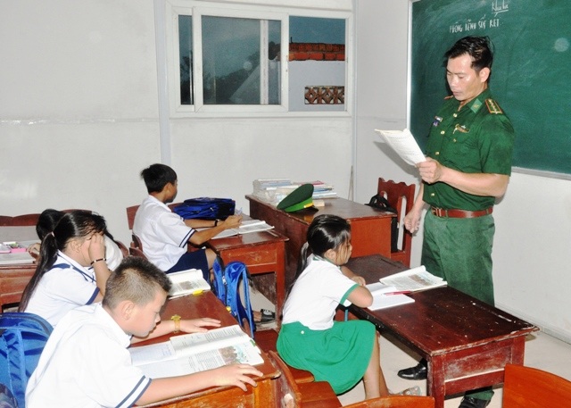 Lớp học tình thương của thầy giáo biên phòng trên đảo Hòn Chuối - 3 Thượng úy Trần Bình Phục đang giảng bài cho các em học sinh.