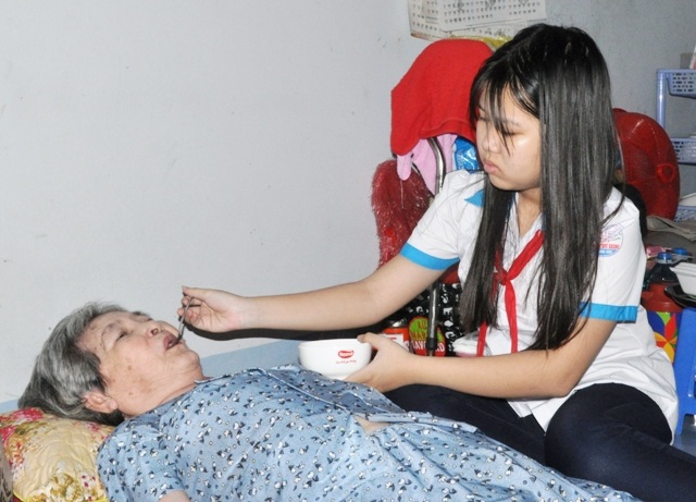 Những khi mẹ đi bán vé số, bà ngoại bệnh trở nặng, cháu Vân Anh lại phải xin nghỉ học ở nhà chăm sóc cho ngoại.