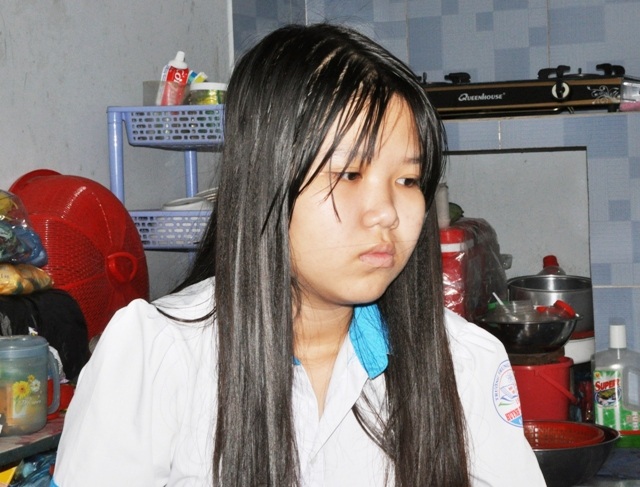 Gia cảnh hết sức bi đát, chị gái đã phải bỏ học đi làm kiếm tiền phụ gia đình. Còn cháu Vân Anh cũng đang tính sẽ nghỉ học, khiến tương lai của cháu trở nên mịt mờ ở phía trước.