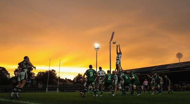 Bức tranh tuyệt đẹp, hài hòa. Nó cho thấy sự yên bình nhiều hơn là cuộc tranh tài khốc liệt. Hình ảnh được chụp trong trận đấu bóng bầu dục giữa Leeds Carnegie và London Ireland .