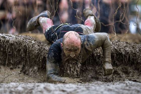 Không có gì ngăn cản quyết tâm chinh phục đỉnh cao. Hình ảnh VĐV tham dự giải Tough Mudder London West (Anh)