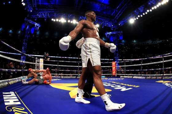 Khoảnh khắc đầy kiêu hãnh của Anthony Joshua sau hạ khi knock-out Tiến sĩ búa thép Wladimir Klitschko để thâu tóm 3 danh hiệu IBF, WBA và IBO hạng nặng.