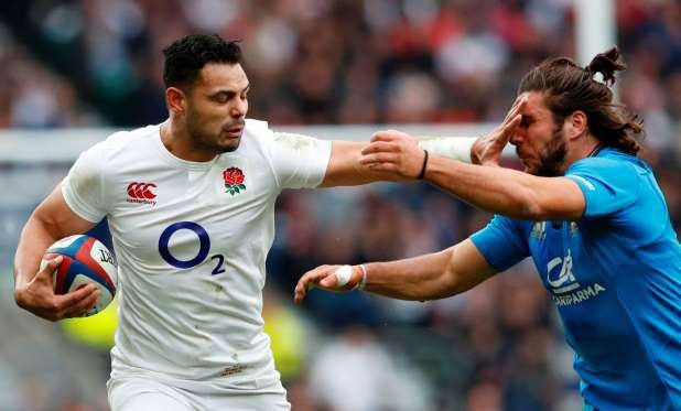 Pha tranh bóng của hai cầu thủ Ben Teo (Anh) và Giovanbattista Venditti (Italia) ở giải Six Nations diễn ra tại Anh