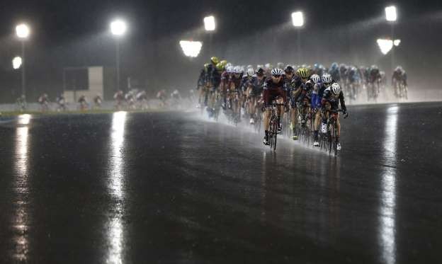 Các VĐV đua xe đạp tranh tài dưới mưa ở giải Tour of Abu Dhabi.
