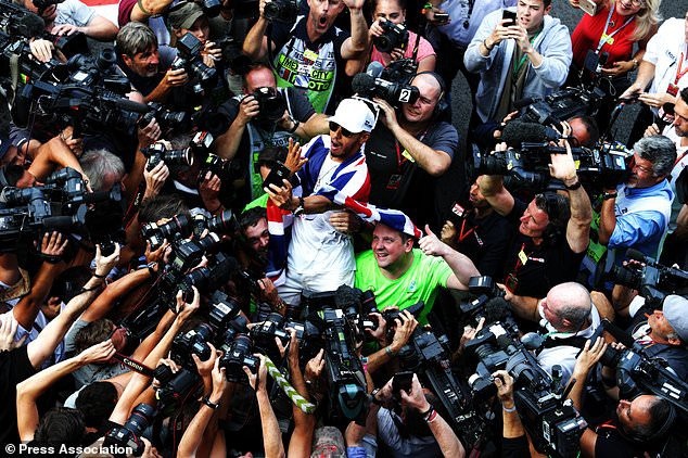 Lewis Hamilton ăn mừng chức vô địch Công thức 1 lần thứ 4 trong vòng vây của cánh phóng viên. Đây là danh hiệu vô địch thứ 4 trong sự nghiệp của tay đua này. Anh chỉ còn kém Michael Schumacher (7 lần) và Juan Manuel Fangio (5).