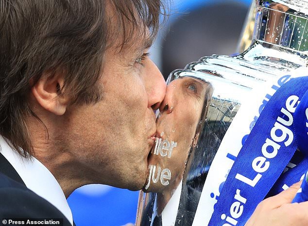 Ánh mắt hạnh phúc của HLV Conte khi lần đầu tiên vô địch Premier League cùng Chelsea