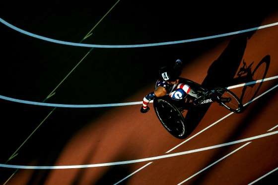 VĐV Kelly Elmlinger dồn mọi nỗ lực để cán đích ở giải thể thao khuyết tật Invictus diễn ra tại Toronto (Canada)