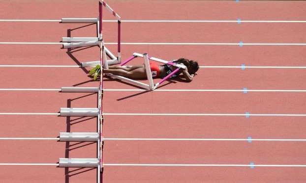 VĐV Deborah John của Trinidad and Tobago đã nằm ra sân trong sự thất vọng khi không thể nhảy qua rào ở giải điền kinh thế giới 2017