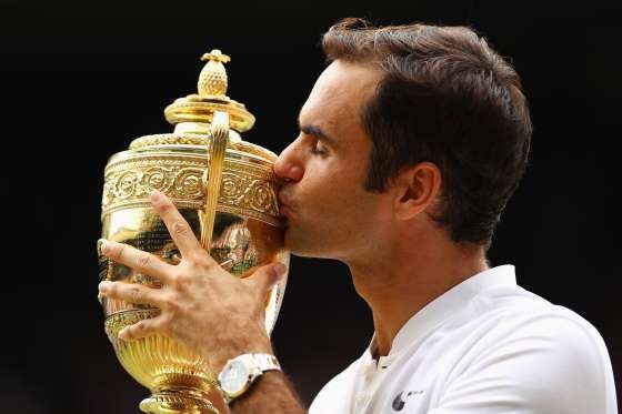 Nhiều người chết lặng trong khoảnh khắc Roger Federer hôn lên cúp vô địch Wimbledon 2017. Anh dường như là nhân vật bất tử trong lành banh nỉ khi vẫn miệt mài chiến đấu và chinh phục đỉnh cao ở tuổi 36.