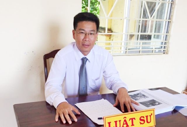 “Dùng ly thủy tinh ném mẹ nhưng trúng con”: Tòa trả hồ sơ để điều tra bổ sung! - 4 Luật sư Trần Bá Học cho rằng, Viện kiểm sát truy tố Ngô Minh Tiến tội Cố ý gây thương tích là có dấu hiệu định sai tội danh. Theo Luật sư Học, hành vi của Tiến chỉ là vô ý gây thương tích.