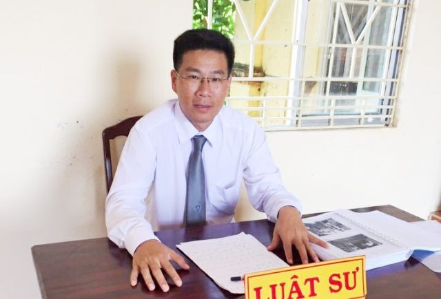 “Dùng ly thủy tinh ném mẹ nhưng trúng con”: Luật sư kiến nghị đình chỉ vụ án! - 3 Luật sư Trần Bá Học cho rằng, hành vi của Ngô Minh Tiến chỉ là Vô ý gây thương tích.