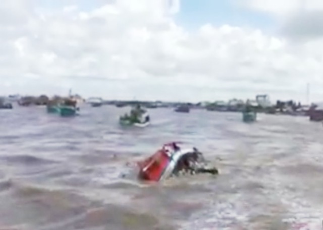 Truy trách nhiệm người đứng đầu trong vụ chìm tàu tại Lễ hội Nghinh Ông - 2 Chiếc tàu trước (ảnh trên) và sau khi bị chìm (ảnh dưới) tại Lễ hội Nghinh Ông, huyện Đông Hải, tỉnh Bạc Liêu vào ngày 6/4/2017.