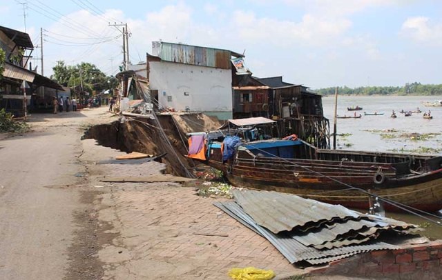 ĐBSCL - Sau chống lũ là chống lở! - 1 Hiện trường vụ sạt lở ở bờ sông Vàm Nao (An Giang) cách đây chưa lâu