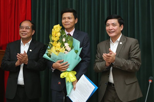 Công bố Quyết định bổ nhiệm Tổng Biên tập Báo Lao động - 1
Ông Bùi Văn Cường - Ủy viên TƯ Đảng, Bí thư Đảng đoàn, Chủ tịch Tổng LĐLĐVN (ngoài cùng bên phải) và ông Nguyễn Văn Ngàng - Phó Chủ tịch Tổng LĐLĐVN (ngoài cùng bên trái) tặng hoa chúc mừng tân Tổng biên tập Báo Lao động Nguyễn Ngọc Hiển.