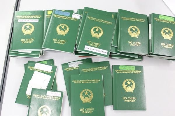 Giám đốc công ty xuất khẩu lao động, lừa đảo gần 200 lao động - 2 Rất nhiều Hộ chiếu của người dân bị đối tượng Vững lừa đảo, được cơ quan điều tra thu giữ để trả lại cho người bị hại.