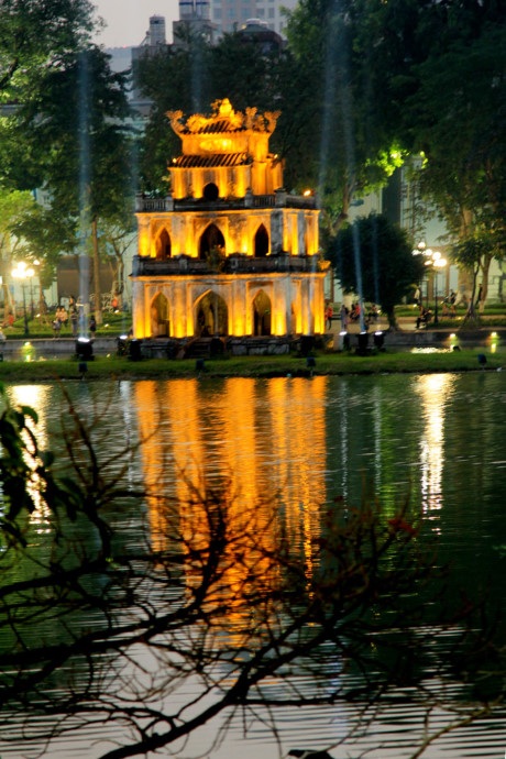 Khi hoàng hôn xuống và thành phố lên đèn, Bờ Hồ càng lung linh hơn với muôn vàn sắc màu. Tháp Rùa như bông hoa sen rực rỡ trong kiến trúc cổ kính rêu phong soi bóng nước hồ.
