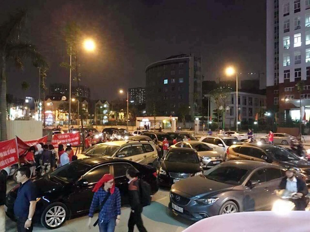 Hy hữu chung cư cao cấp: 2 lần trong 1 tháng bục bể phốt xây trái phép - 4 Tranh chấp về sở hữu chung riêng, chủ đầu tư tự ý tăng phí gửi xe khiến cư dân bức xúc để xe tràn ra lòng đường để phản đối.