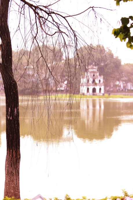 Các kiến trúc như Tháp Rùa, Tháp Bút, Tháp Hòa Phong tạo nên sự hài hòa của cảnh hồ.