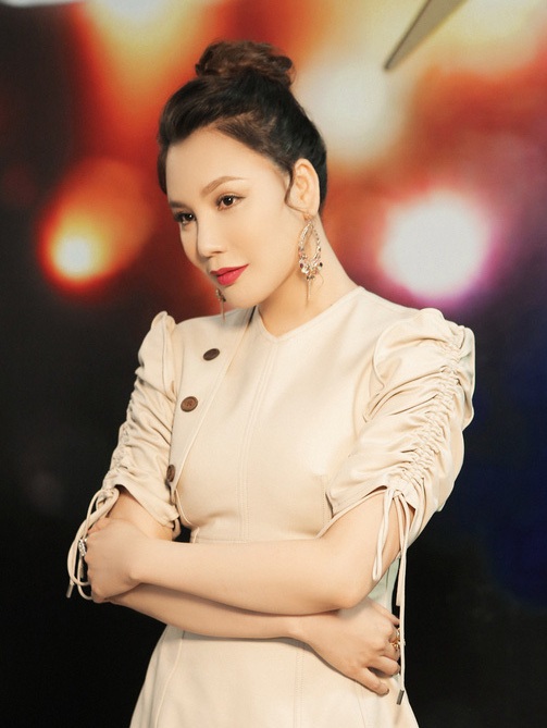 Hồ Quỳnh Hương tức giận hủy show giám khảo vì Hari Won? - 3
Ca sĩ Hồ Quỳnh Hương được cho là bức xúc về vị trí ghế nóng nên đã hủy show vào phút cuối