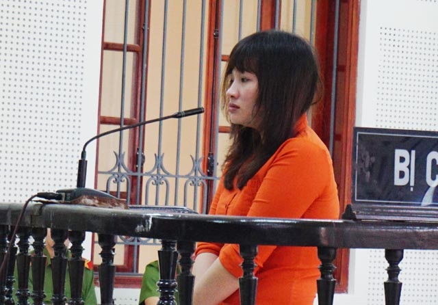 Thiếu phụ xinh đẹp phát bệnh tâm thần sau khi giết người - 2 Trước tòa, thiếu phụ 2 con bình thản kể lại việc gây án