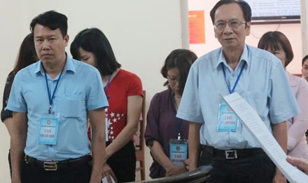 Bị cáo Hồ Văn Hải (bên phải), cựu Giám đốc Cty Halico hầu toà.