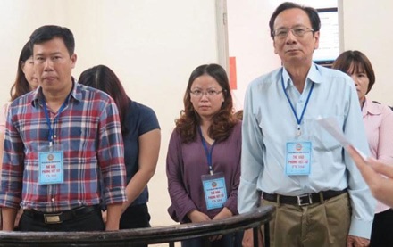 
Bị cáo Hồ Văn Hải (bên phải) và bị cáo Hoàng Văn Sưởng (bên trái) cùng các đồng phạm nghe HĐXX tuyên án.
