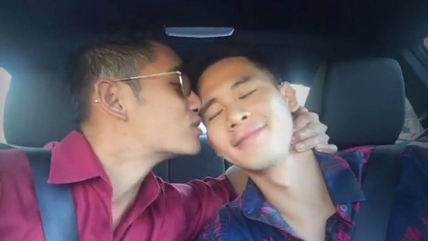 Người bạn đời của Hồ Vĩnh Khoa thì cho rằng: Chúng ta thực sự may mắn nếu tìm được người có thể đi cùng mình trong suốt hành trình của cuộc đời. Đó là người yêu chính con người bạn, làm cho bạn trở nên tốt hơn mỗi ngày, làm cho bạn cười dù bạn không có cảm giác vui. Người đó cũng sẽ ở bên bạn trong cả những ngày tươi đẹp và tồi tệ. Tôi đã tìm được một người như vậy mà hôm nay tôi kết hôn với anh ấy.