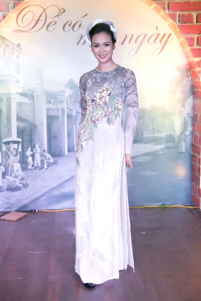 Hoa hậu Thu Thủy duyên dáng trình diễn thời trang - 4 Tham gia chương trình thời trang áo dài và dạ hội còn có Hoa hậu Phụ nữ Việt Nam Bảo Ngọc.
