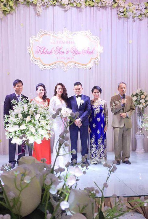 Hoa hậu Biển Vân Anh bất ngờ cưới chồng lần hai - 2 Cô dâu, chú rể và bố mẹ hai bên.