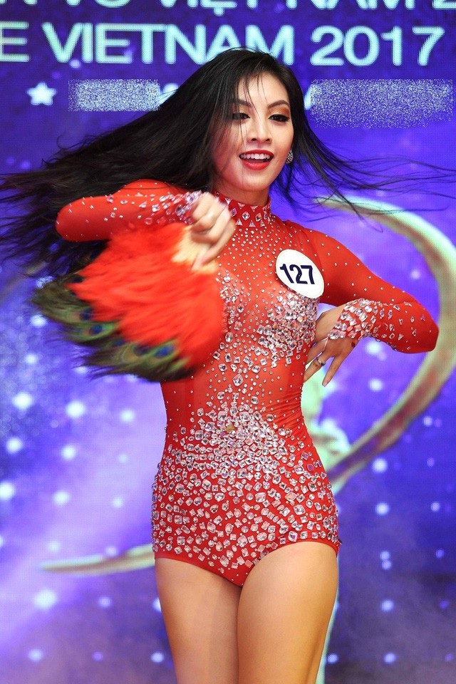 Những hình ảnh “nhức mắt” với bikini của nhan sắc “vượt mặt” Hoàng Thùy, Mâu Thủy - 6 Vốn là một giáo viên dạy nhảy nên cô đã thuyết phục được ban giám khảo khi thể hiện vũ đạo trên nền ca khúc Sway của The Pussycat Dolls. có màn biểu diễn chuyên nghiệp và đầy năng lượng. Cô được ban giám khảo khen ngợi vì bài nhảy của cô rất khó và không phải ai cũng có thể biễu diễn.