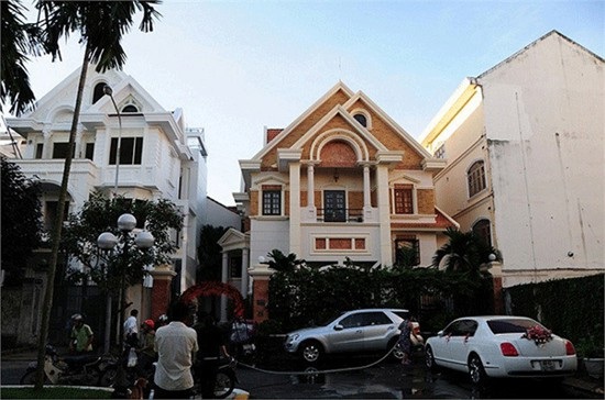 Hình ảnh biệt thự to bề thế của gia đình chồng Jennifer Phạm ở quận Tân Bình được tiết lộ trong ngày cưới của hoa hậu.