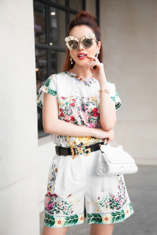 Chỉ xuống dạo phố, hoa hậu diện nguyên cây hàng hiệu từ váy đến phụ kiện