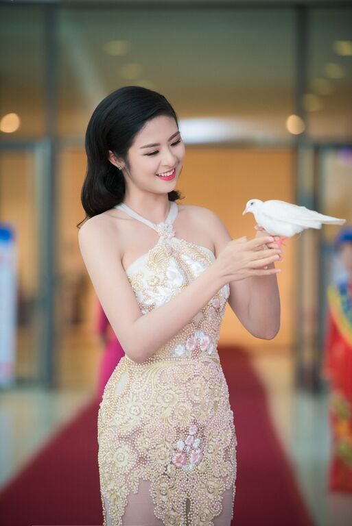Những Hoa hậu hiếm hoi không “nâng cấp vòng 1”, “đập mặt xây lại” - 19 Ngọc Hân là một trong những Hoa hậu Việt Nam có phong cách sống giản dị trong cả lối sống, cách tận hưởng lẫn phong cách ăn mặc.