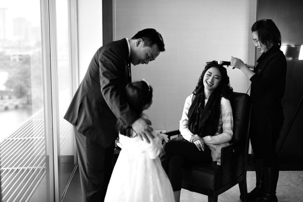 Tiết lộ hậu trường tiệc cưới của Hoa hậu Thu Ngân - 1 Hoa hậu Thu Ngân và vị hôn phu, ông Doãn Văn Phương chuẩn bị trước lễ cưới tối nay, ngày 17/1.