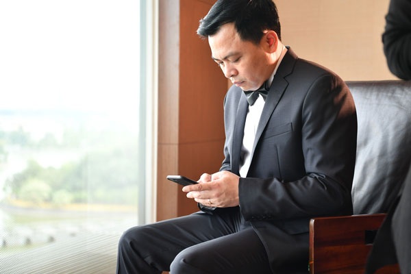 Tiết lộ hậu trường tiệc cưới của Hoa hậu Thu Ngân - 7 Chú rể Doãn Văn Phương liên tục nhận được điện thoại chúc mừng hạnh phúc.