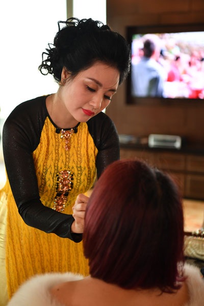 Tiết lộ hậu trường tiệc cưới của Hoa hậu Thu Ngân - 10 Bà Thanh Hòa, mẹ cô dâu chăm chút cho con gái.