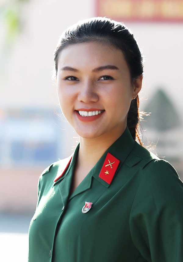 Triết lí sống của Á khôi đại học xinh đẹp tự nguyện nhập ngũ - 1 Nụ cười xinh đẹp và tự tin của Giao Linh trong ngày nhập ngũ