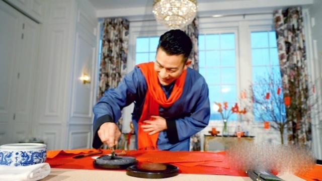 
Lưu Đức Hoa tự tay viết câu đối, gửi lời chúc mừng năm mới tới người hâm mộ trên khắp châu Á.
