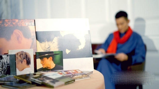 
Ngôi sao U60 ghi hình tại chính nhà riêng của mình, bên cạnh những sản phẩm nghệ thuật mang đậm dấu ấn của anh.
