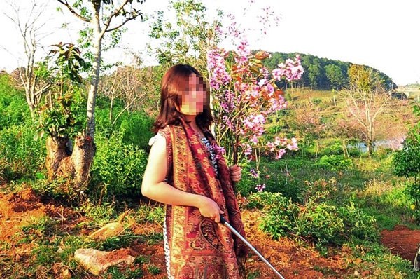 Phó Giám đốc Sở lên tiếng về vụ bẻ hoa ở Đà Lạt gây xôn xao cộng đồng mạng - 1
Nữ du khách với những cành mai anh đào đã bị bẻ khỏi cây, đang gây xôn xao mạng xã hội (ảnh: Facebook)