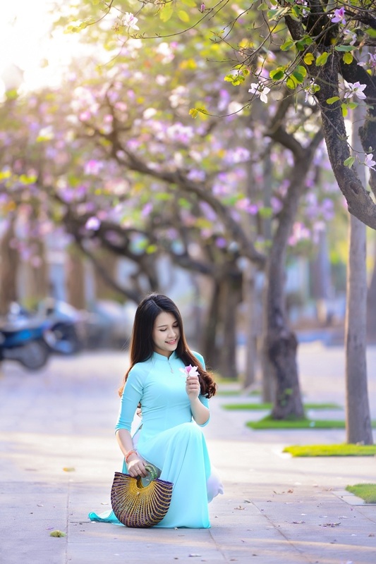 Thiếu nữ Lào khoe sắc trên con đường tím màu hoa ban Hà Nội - 15