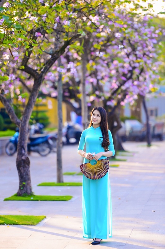 Thiếu nữ Lào khoe sắc trên con đường tím màu hoa ban Hà Nội - 18 Thiếu nữ Lào khoe sắc trên con đường tím màu hoa ban Hà Nội - 18