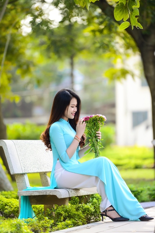 Thiếu nữ Lào khoe sắc trên con đường tím màu hoa ban Hà Nội - 3 Thiếu nữ Lào khoe sắc trên con đường tím màu hoa ban Hà Nội - 3