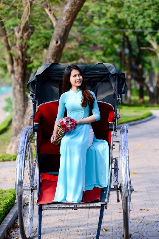 Thiếu nữ Lào khoe sắc trên con đường tím màu hoa ban Hà Nội - 9 Thiếu nữ Lào khoe sắc trên con đường tím màu hoa ban Hà Nội - 9