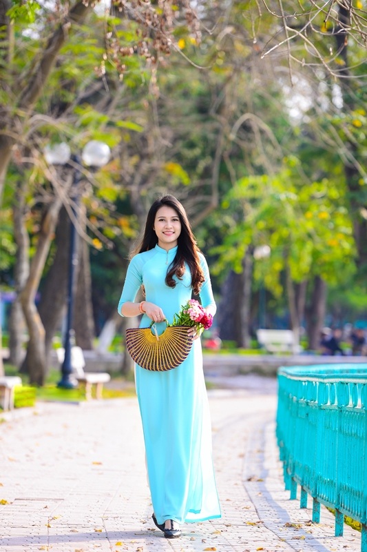 Thiếu nữ Lào khoe sắc trên con đường tím màu hoa ban Hà Nội - 4 Thiếu nữ Lào khoe sắc trên con đường tím màu hoa ban Hà Nội - 4