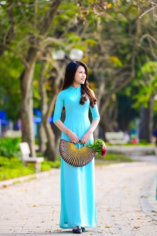 Thiếu nữ Lào khoe sắc trên con đường tím màu hoa ban Hà Nội - 7 Thiếu nữ Lào khoe sắc trên con đường tím màu hoa ban Hà Nội - 7