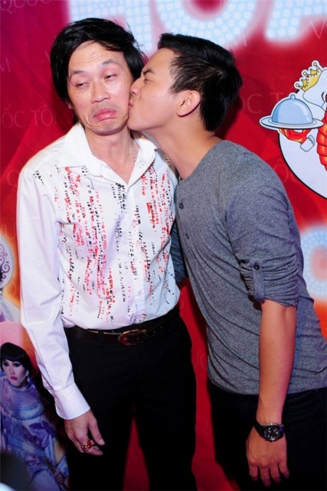 Mr Đàm tiết lộ mối tình bị cấm và chuyện cát-xê của con nuôi Hoài Linh - 1 Hoài Lâm và cha nuôi Hoài Linh trong một sự kiện.