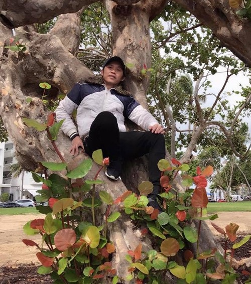 Danh hài Hoài Linh thảnh thơi ngồi trên thân cây, anh chia sẻ hài hước: Sống với thiên nhiên khi tiền không có.